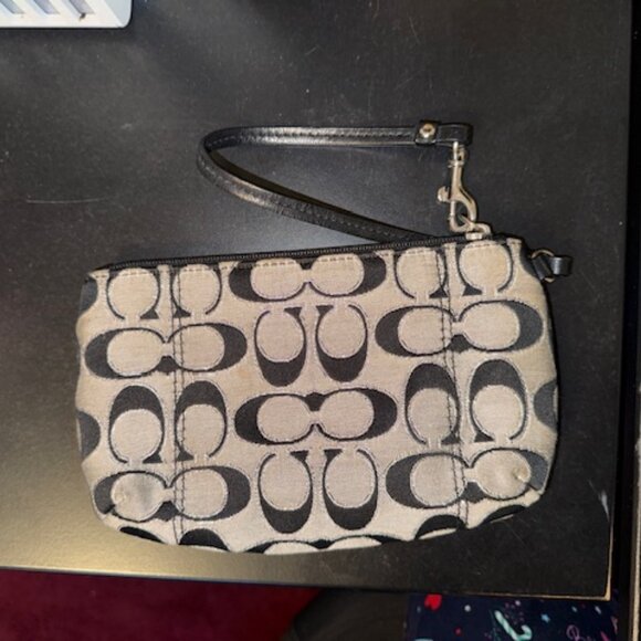 Coach Vintage Signature Logo Wirstlet - Picture 3 of 4